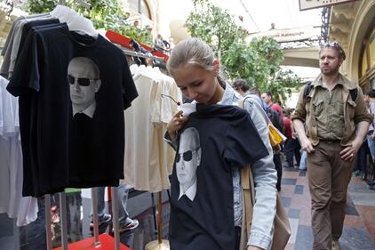 Putin conquistatore della Crimea: le t-shirt vanno a ruba 6