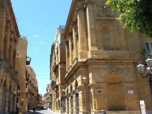 Trova un portafogli con 1500 euro e bancomat e lo restituisce al proprietario