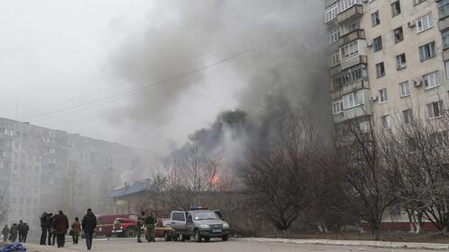 Case danneggiate da un attacco a Sartana e Mariupol 2