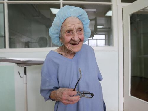 La chirurga più anziana del mondo ha 89 anni e continua a operare