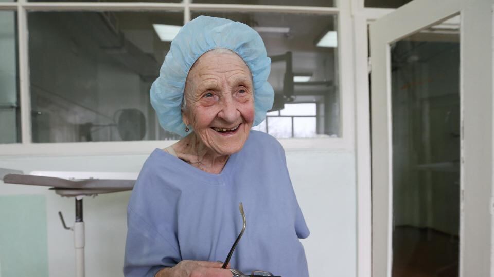 La chirurga più anziana del mondo ha 89 anni e continua a operare