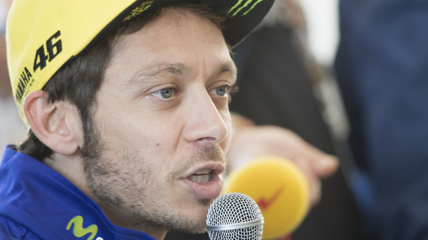 Moto Gp Valencia, Rossi dà un calcio a una donna nel paddock