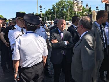 Parigi, auto esplode contro furgone della gendarmerie sugli Champs Elysées 5