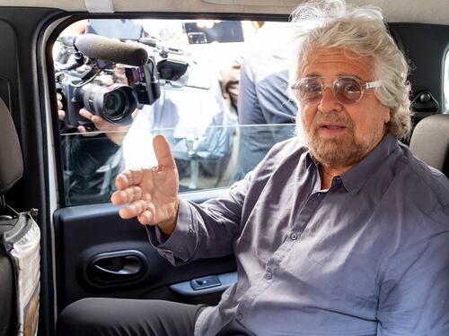 "Un processo politico, so come finirà". Grillo difende il figlio Ciro a teatro
