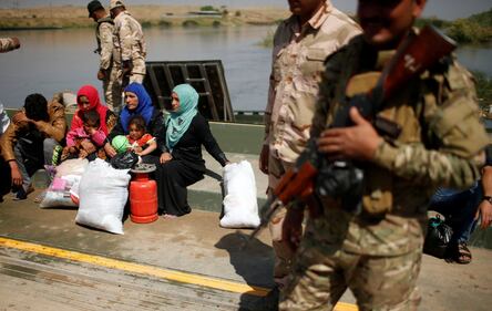 A sud di Mosul per gli iracheni la vita continua 16