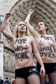 Blitz delle Femen a Notre Dame: la Chiesa le denuncia 10
