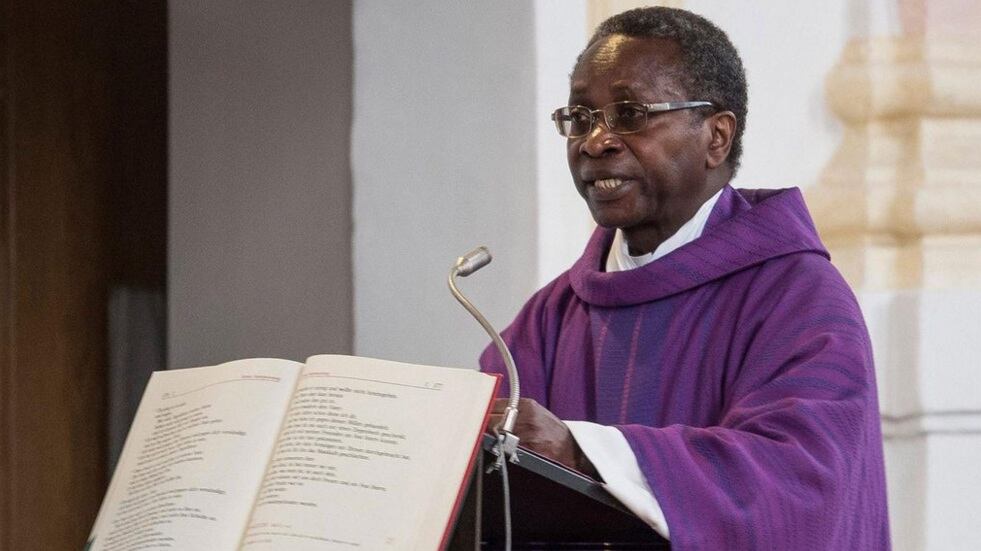 Prete difende i diritti dei migranti, lo minacciano di morte e lo obbligano a dimettersi