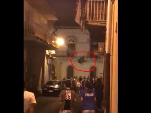 Siracusa, protesta choc dei migranti minori: lanciano armadi dalla finestra