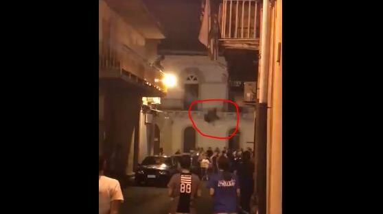 Siracusa, protesta choc dei migranti minori: lanciano armadi dalla finestra