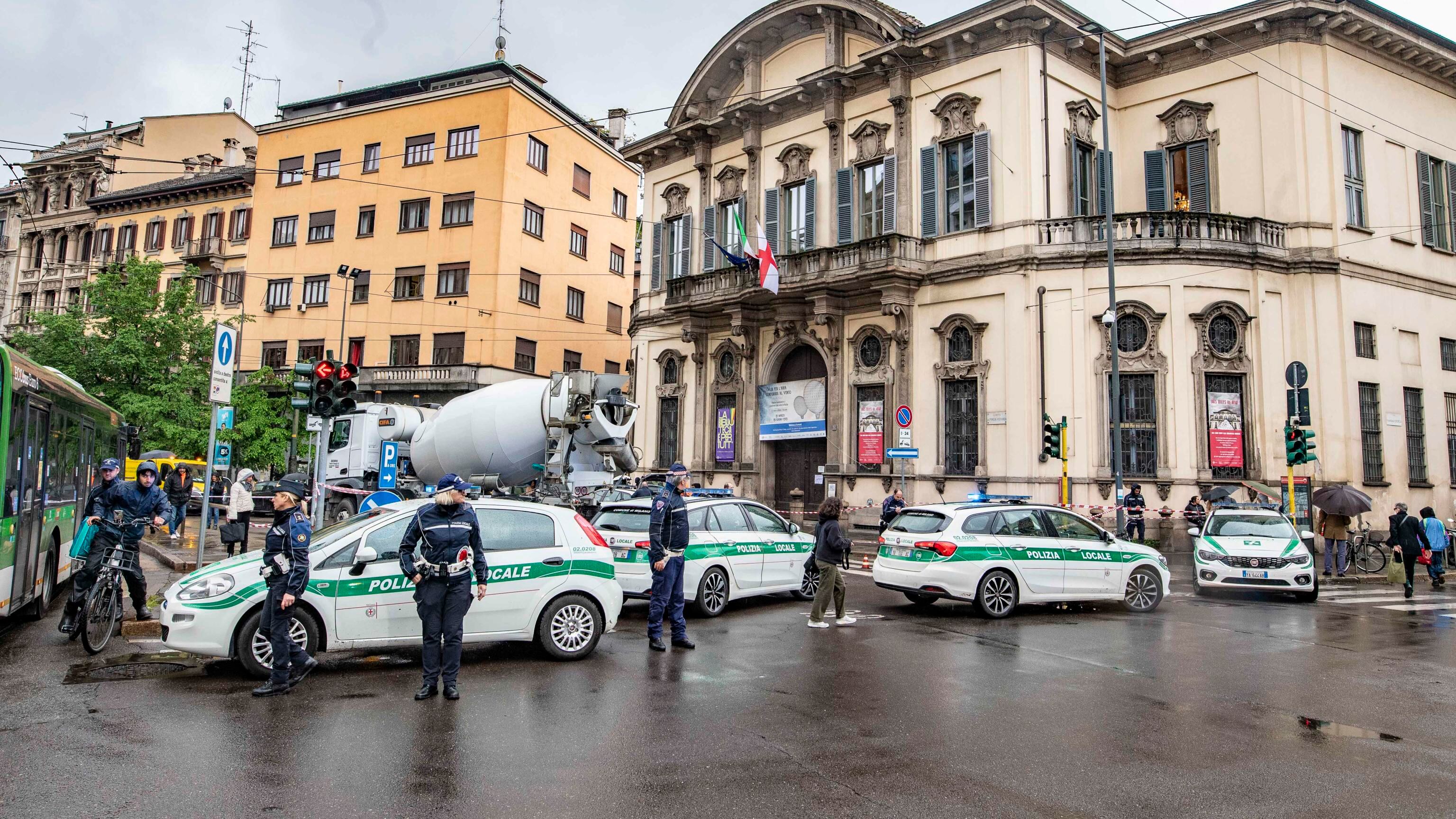 Travolta dalla betoniera. Muore ciclista 39enne "Fatale l'angolo cieco"