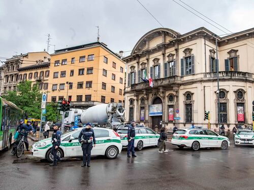 Travolta dalla betoniera. Muore ciclista 39enne "Fatale l'angolo cieco"