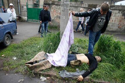 Morti e feriti negli scontri a Mariupol 8