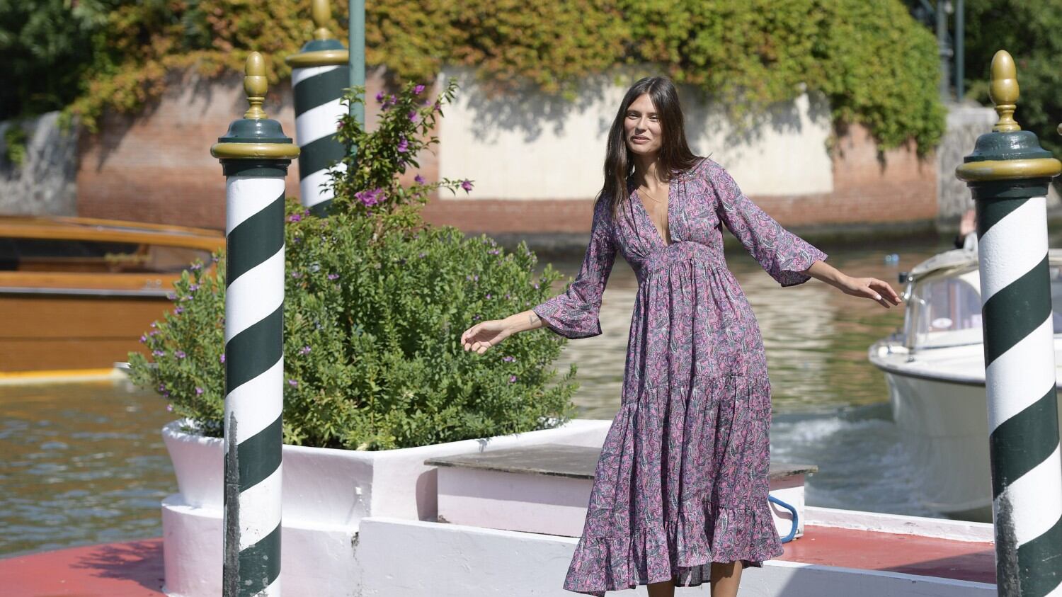 Bianca Balti in sneaker a Venezia