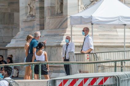 Panico in Duomo a Milano: straniero armato di coltello prende in ostaggio una guardia e la fa inginocchiare 10