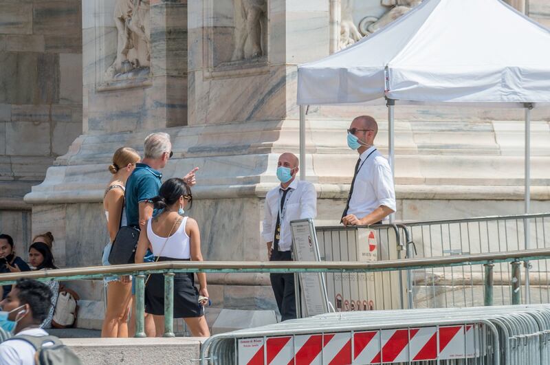Panico in Duomo a Milano: straniero armato di coltello prende in ostaggio una guardia e la fa inginocchiare 10