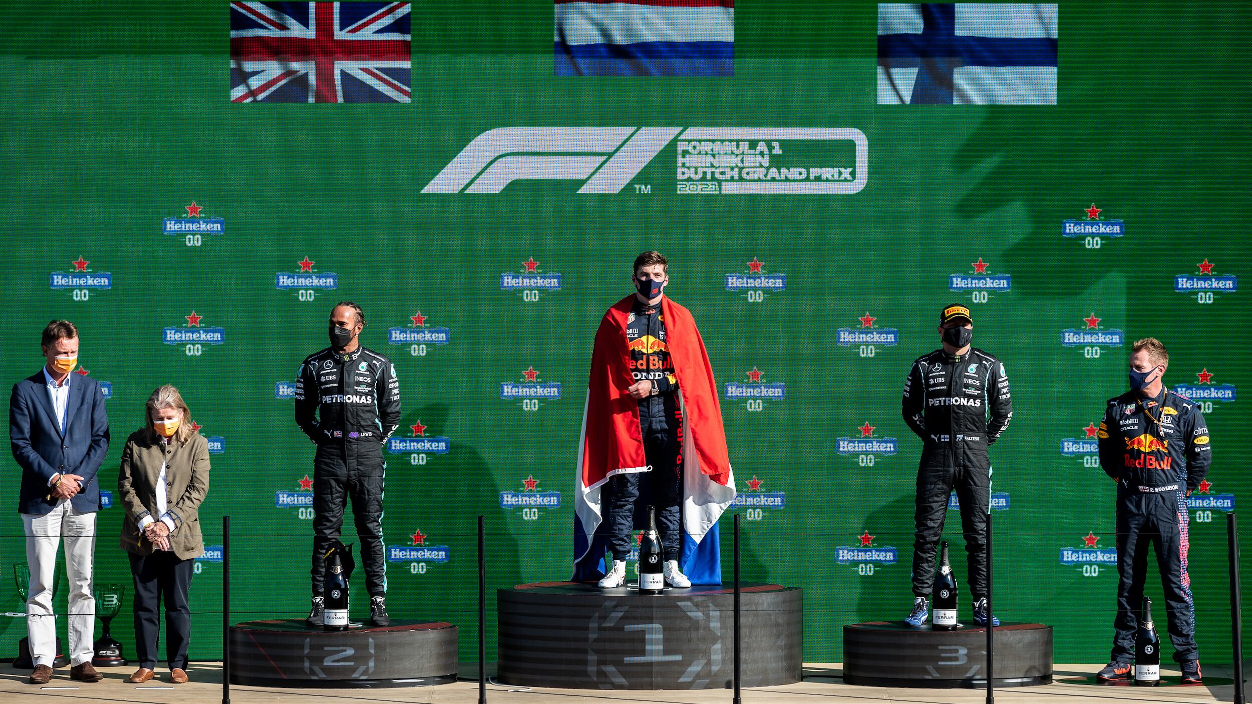 Super Max col mantello domina la formula noia. Lewis e Rosse oscurate