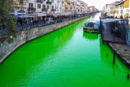 Cop 30, così gli attivisti hanno colorato di verde i Navigli 3