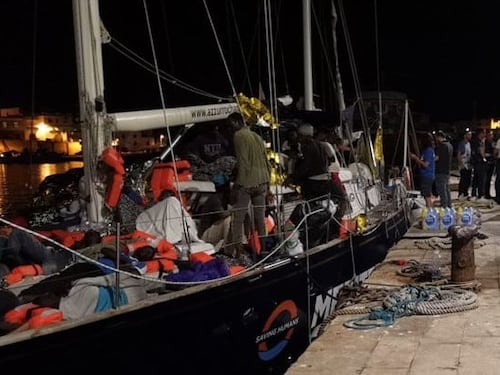 Donne violentate e uomini ridotti alla fame: gli orrori dei trafficanti di migranti