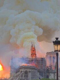 Notre Dame in fiamme: le foto del salvataggio 4