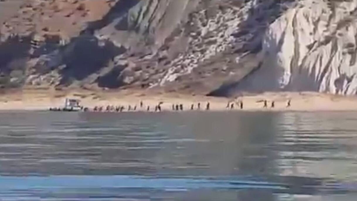 Agrigento, "carretta del mare" sbarca sulla spiaggia: 40 migranti in fuga