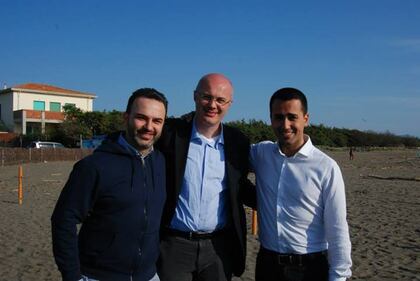 Il vertice in spiaggia dei grillini 8
