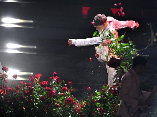 "Non sento...". Blanco si arrabbia e devasta il palco: cosa è successo