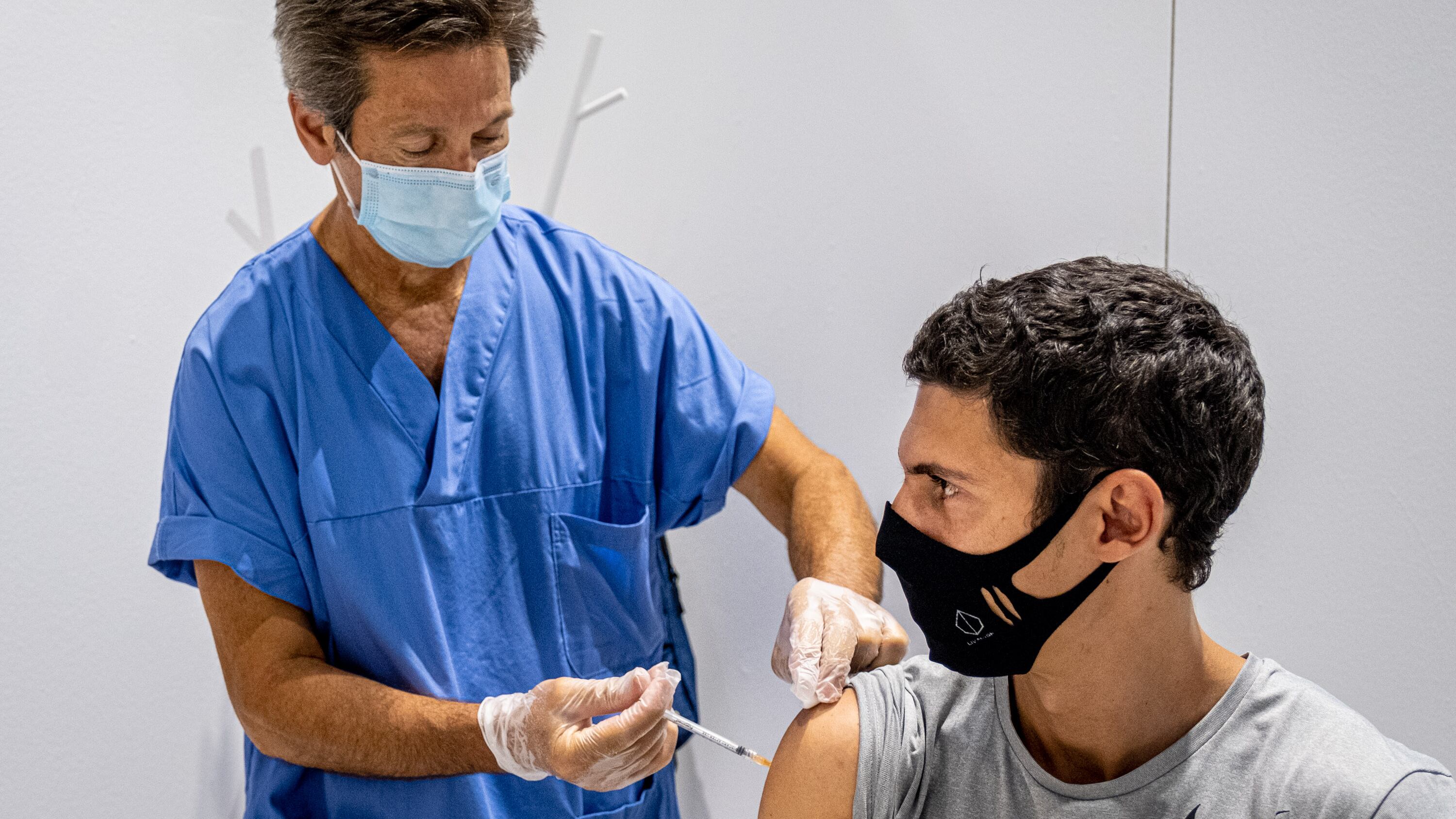 Vaccino unico per influenza e Covid: come funziona