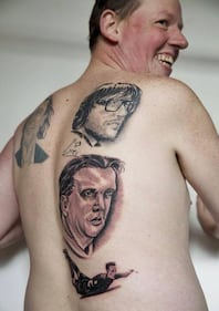 Olanda, tifoso si fa tatuare Van Persie e Van Gaal sulla schiena 2