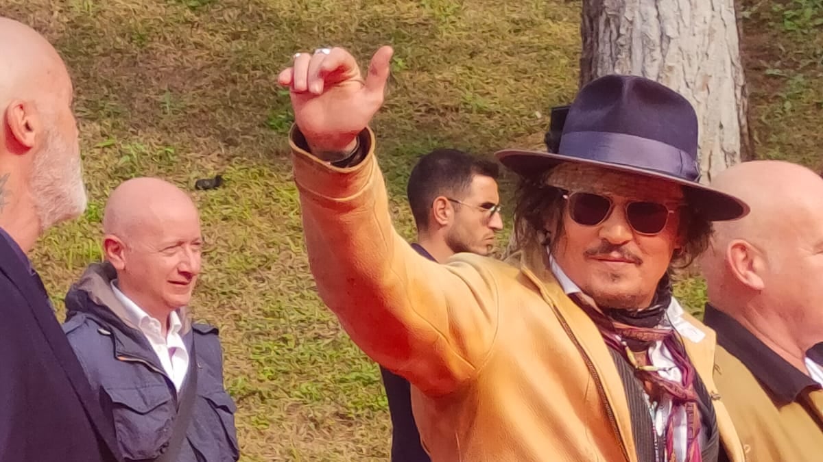 Johnny Depp una scheggia "impazzita" a Roma: "Una macchina infernale"
