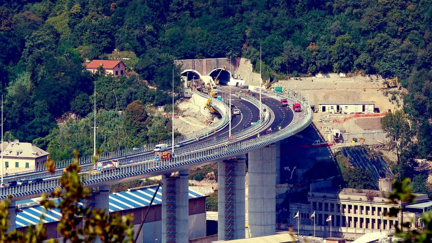 Soddisfazione e rabbia: Genova inaugura il nuovo ponte