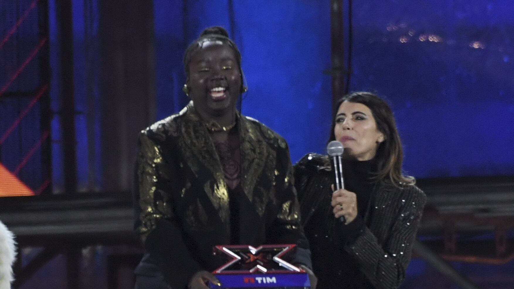 X Factor 2024, vince Mimì Caruso, solo terzi i favoriti Patagarri. Robbie Williams apre le danze
