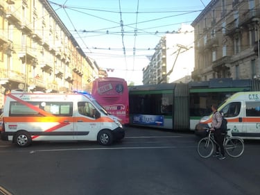 Milano, pullman si scontra con un tram 2