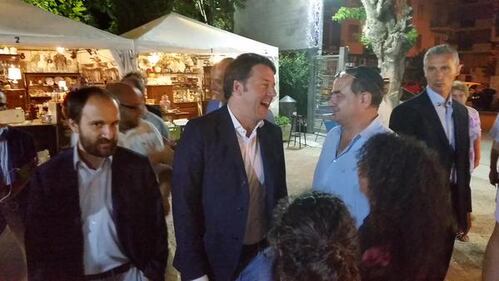 Renzi a sorpresa alla Festa dell'Unità tra selfie e biliardino 12