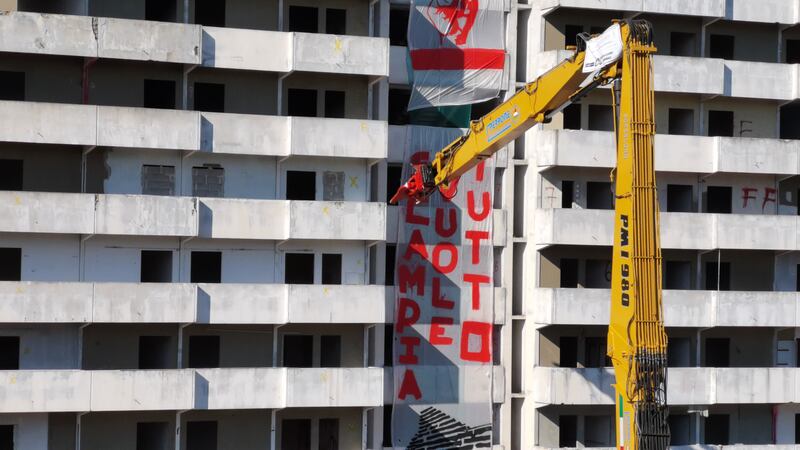 Scampia, al via l'abbattimento della vela verde 6