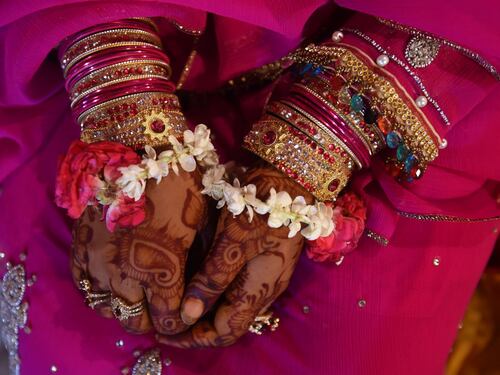 Pakistan, rapiscono minorenne e la costringono a convertirsi all'islam
