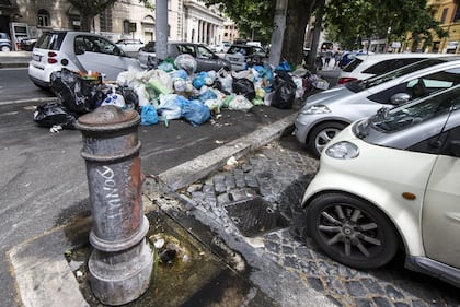 Roma, sciopero rifiuti: il disagio per le vie della città 8