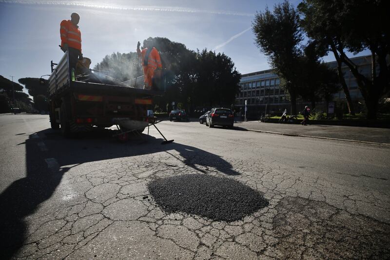 Gli interventi dei vigili urbani per chiudere le buche sulle strade della Capitale 15