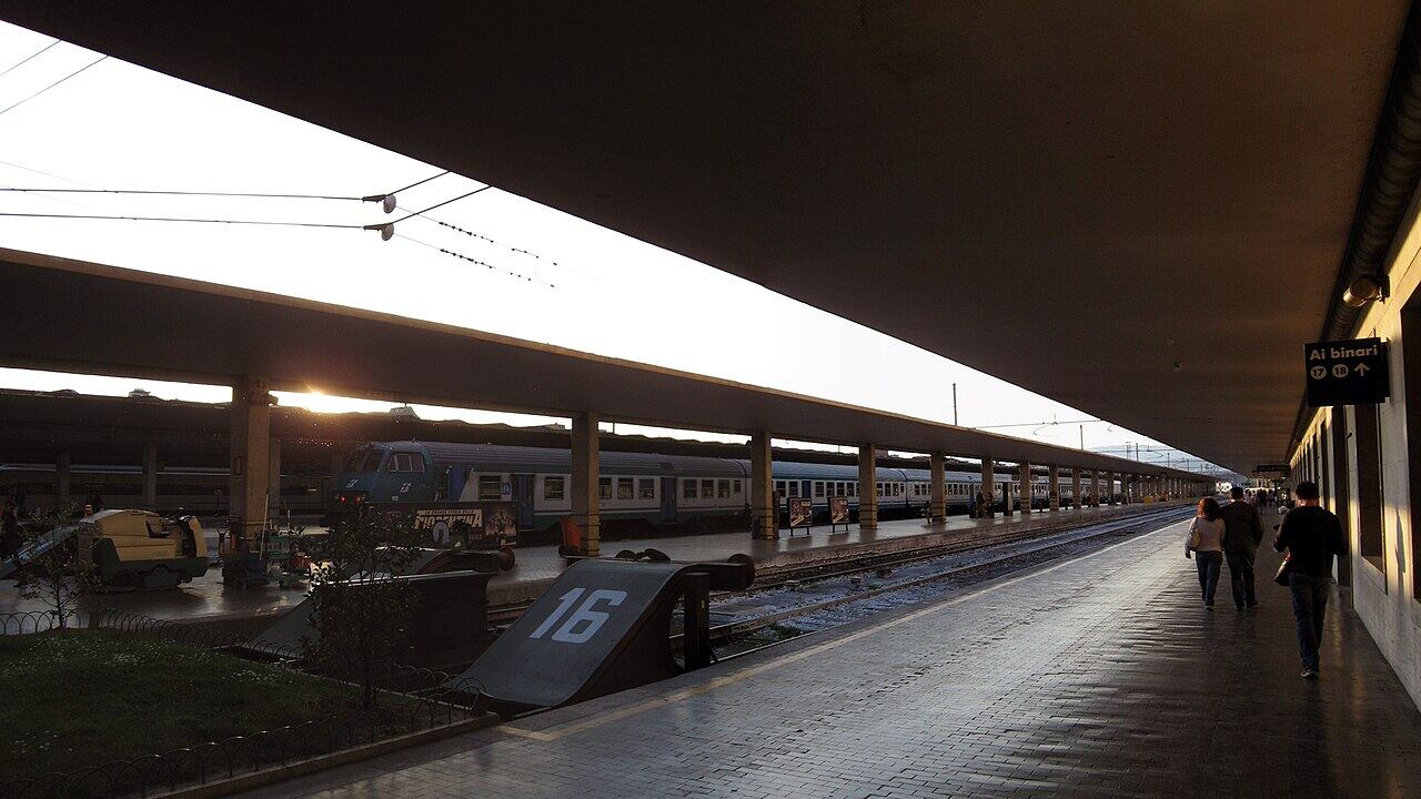 Uomo investito in stazione a Firenze, treni cancellati e caos: cosa è successo