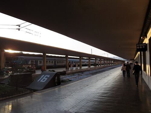 Uomo investito in stazione a Firenze, treni cancellati e caos: cosa è successo