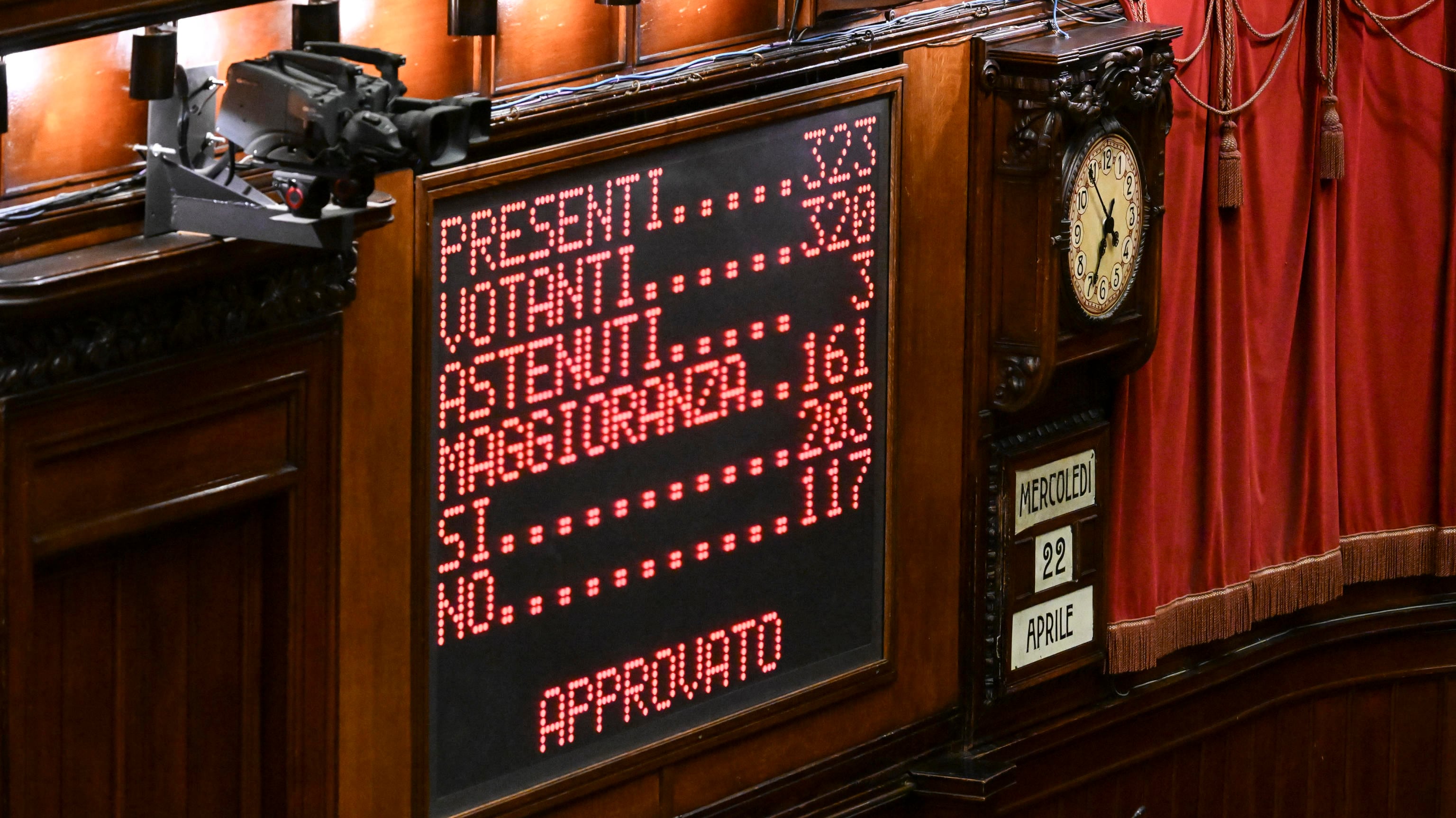 Dl Sicurezza, fiducia alla Camera. Piantedosi: “Norma sui rimpatri mantiene utilità”