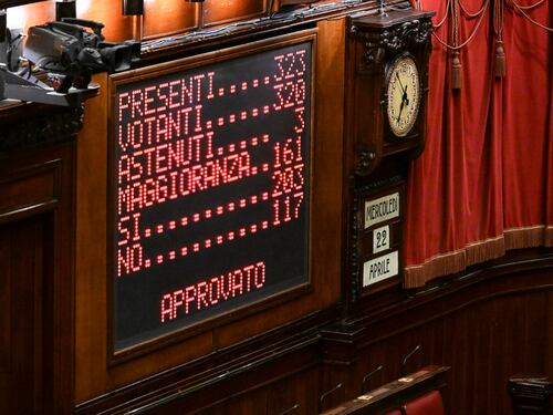 Dl Sicurezza, fiducia alla Camera. Piantedosi: “Norma sui rimpatri mantiene utilità”