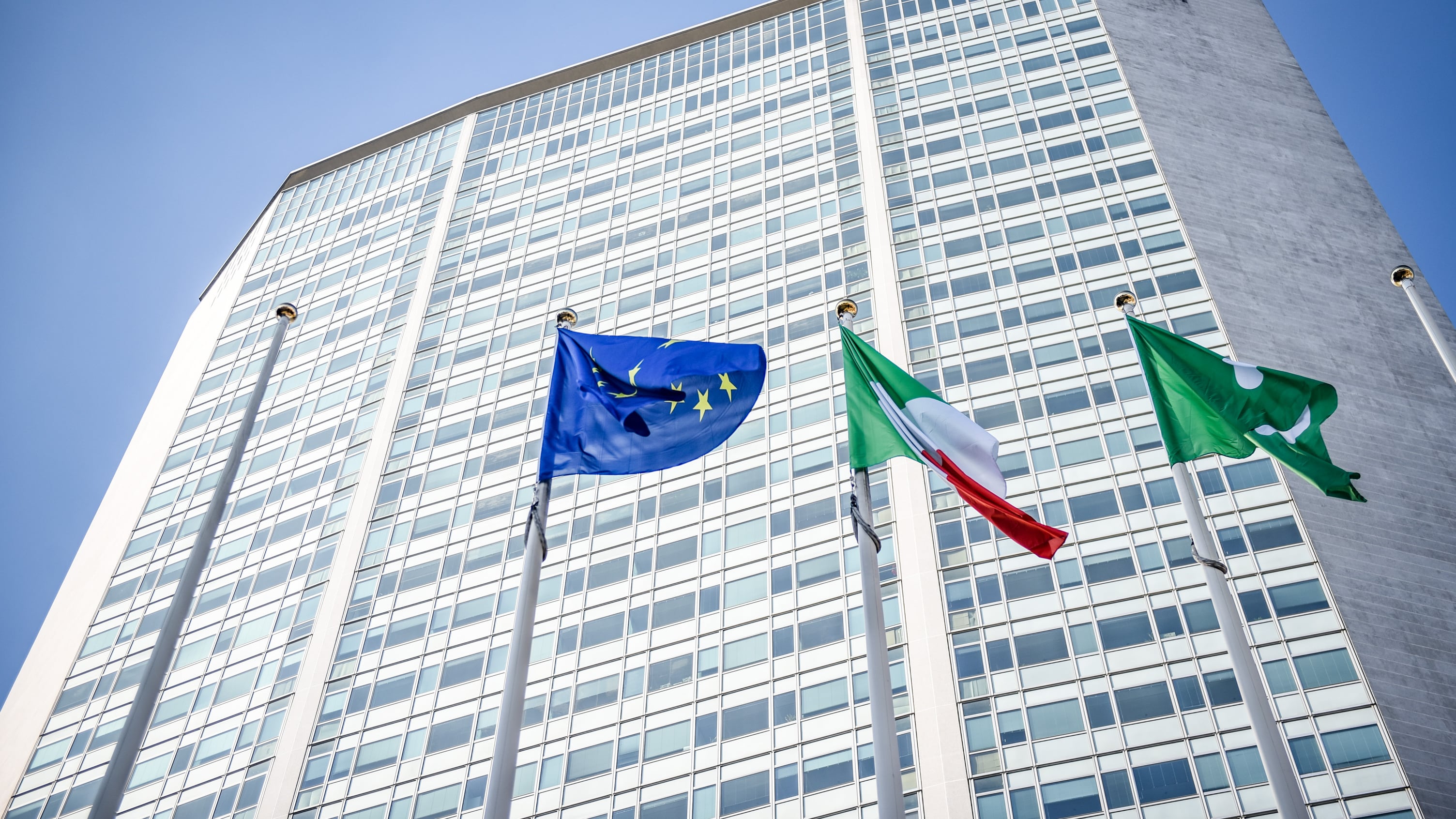 Il Consiglio regionale costa 1,90 euro a lombardo: è il più economico d'Italia