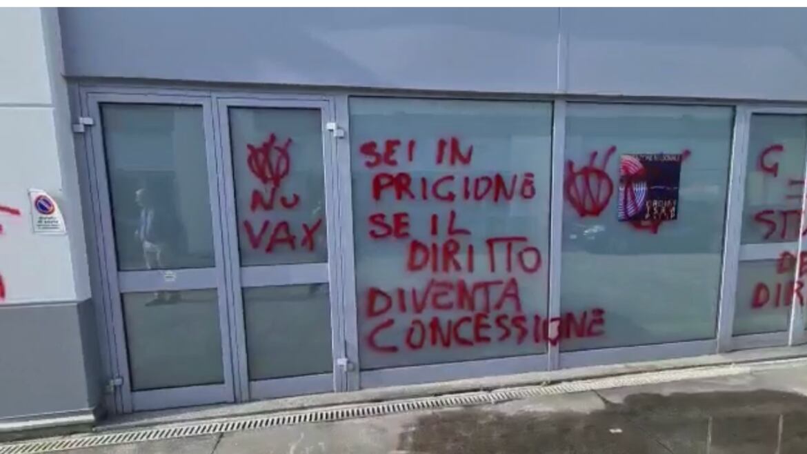 L'assalto "no vax" alla sede dell'ordine delle professioni sanitare