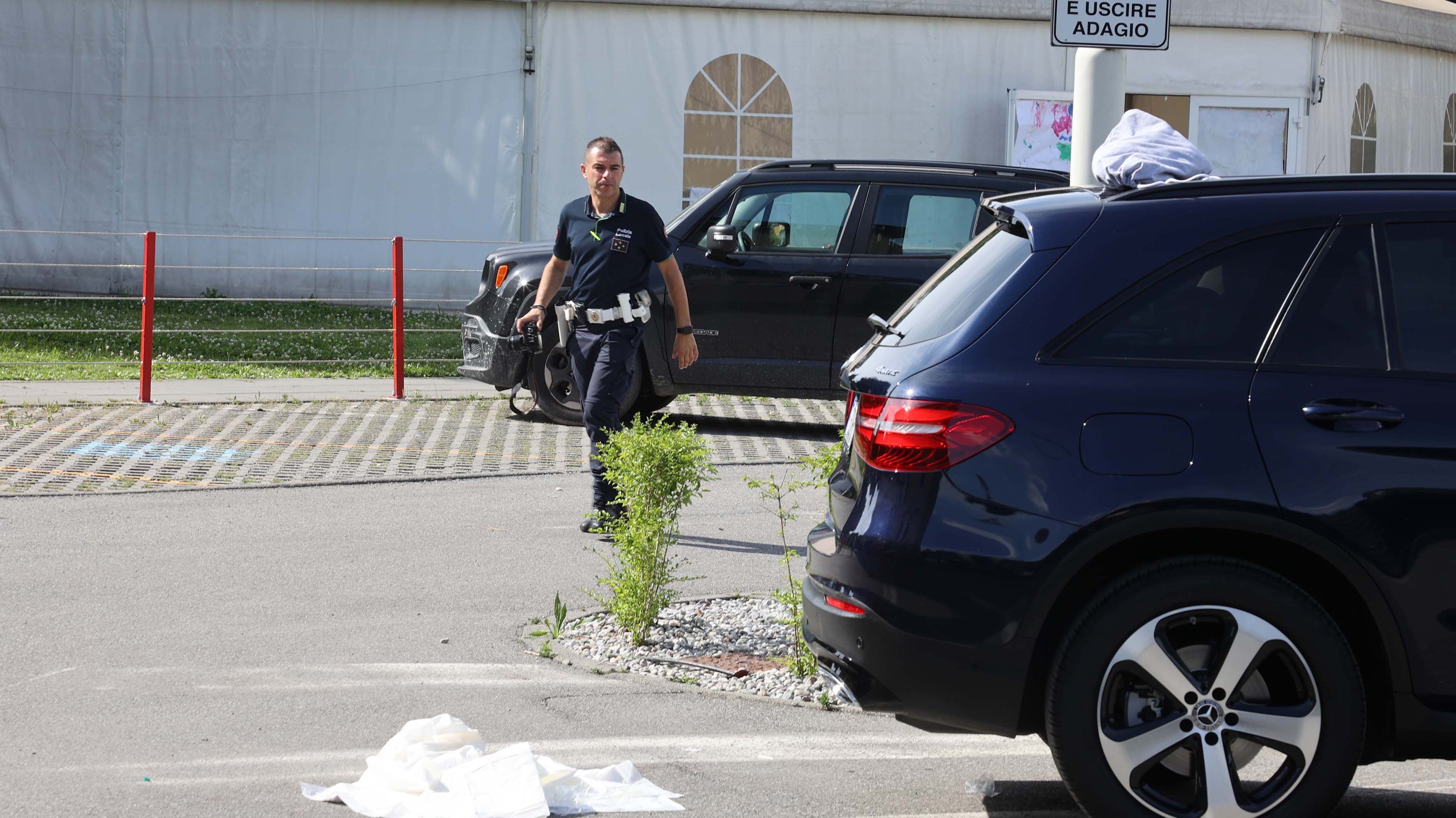 Incidente choc nel parcheggio dell’asilo: muore a 2 anni, apprensione per la nonna