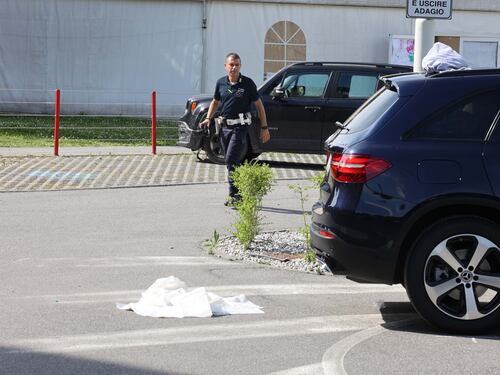 Incidente choc nel parcheggio dell’asilo: muore a 2 anni, apprensione per la nonna