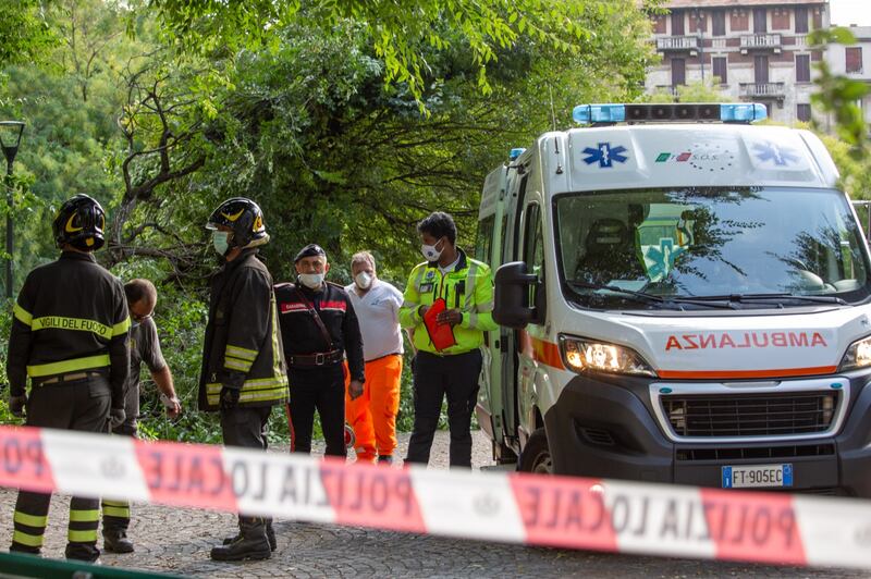 Milano, ramo si spezza e travolge una donna: ricoverata in codice rosso 4