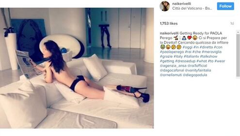 Naike Rivelli topless e tacchi alti 2
