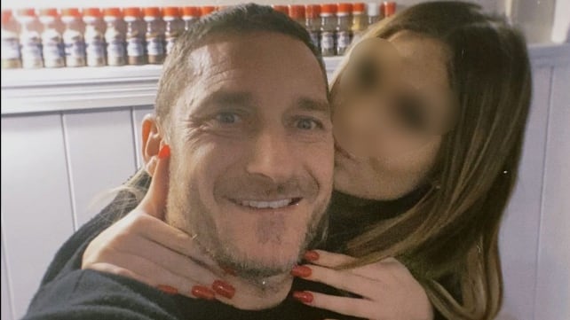 "Le ha regalato la minicar". Totti non bada a spese (e i figli possono raggiungerlo nella nuova casa)