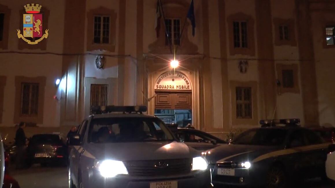 Depreda negozio in centro e poi scappa: arrestato tunisino irregolare