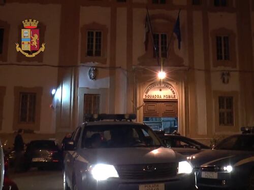 Depreda negozio in centro e poi scappa: arrestato tunisino irregolare